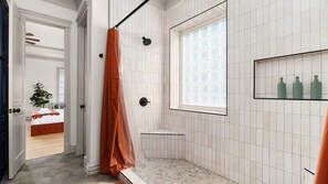 6 habitaciones, escritorio, tabla de planchar con plancha y wifi 