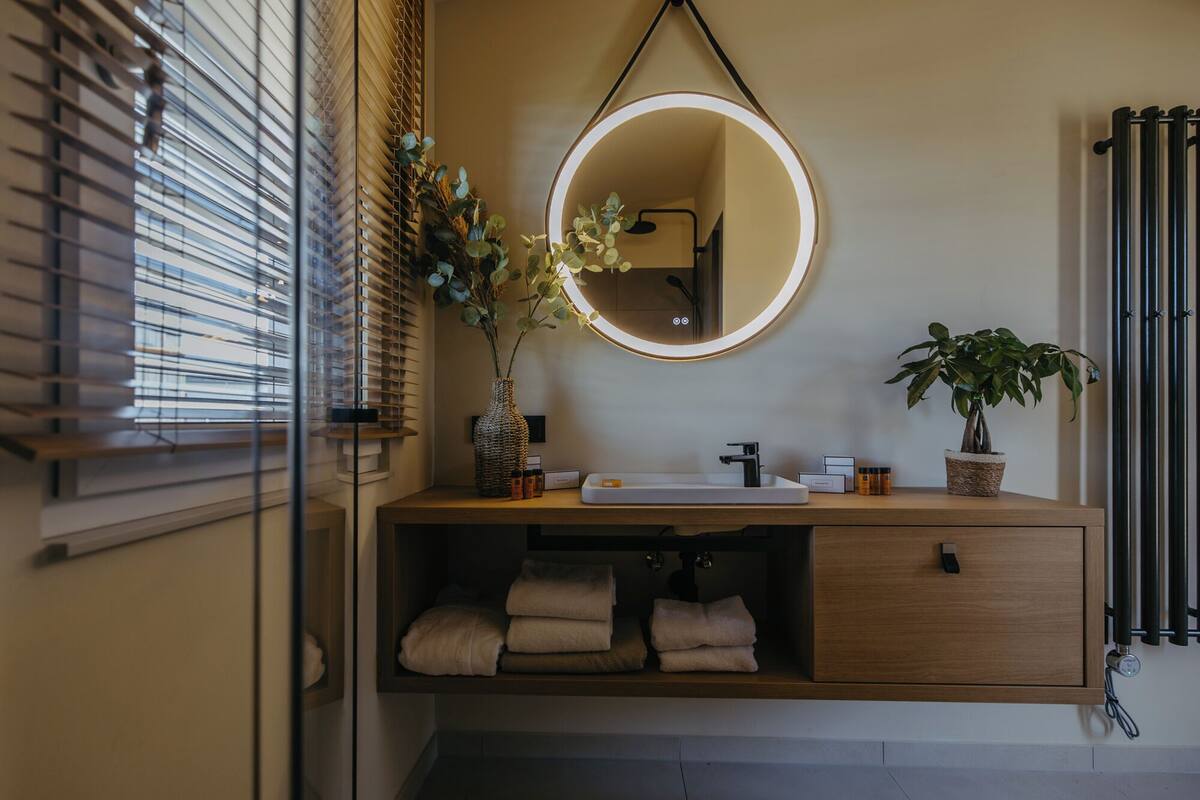 Shower, perlengkapan mandi gratis, handuk, dan sabun