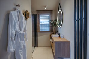 Shower, perlengkapan mandi gratis, handuk, dan sabun