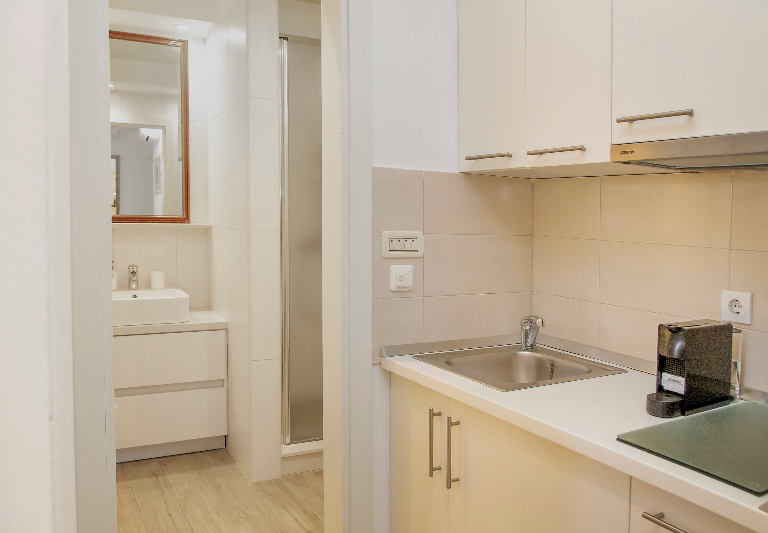 Fridge, stovetop, coffee/tea maker, electric kettle