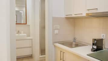 Fridge, stovetop, coffee/tea maker, electric kettle