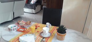 Dining - Bed and Breakfast 'Chambre D'hôtes - Chambre' with Private Pool, Wi-Fi and Air Conditioning (Puisserguier)