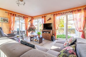 Living area - Bed and Breakfast 'Chambre D'hôtes - Chambre' with Private Pool, Wi-Fi and Air Conditioning (Puisserguier)