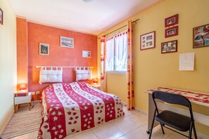 1 bedroom, WiFi, bed sheets - Bed and Breakfast 'Chambre D'hôtes - Chambre' with Private Pool, Wi-Fi and Air Conditioning (Puisserguier)