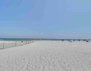 Una spiaggia nelle vicinanze