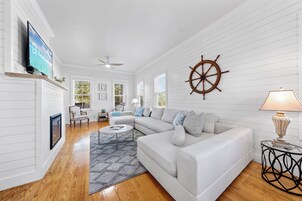 Exclusive House, 5 Bedrooms, Patio | Living room | 50-inch Smart TV with digital channels