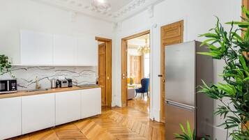 Appartement | Privékeuken | Een koelkast, een microgolfoven, een kookplaat, een broodrooster