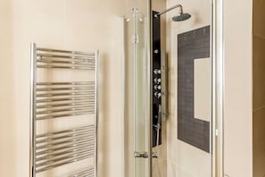 Appartement | Badkamer | Een regendouche, milieuvriendelijk toiletgerief, een haardroger