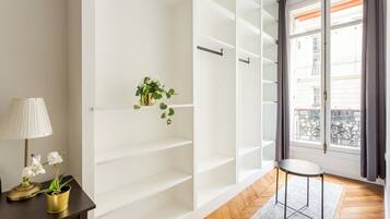 Apartment | Hypo-allergenic bedding, pillow-top beds, individually decorated