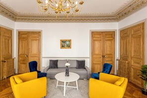 公寓 | 起居區 | 32-吋智慧型電視、有線頻道、Netflix、串流服務