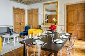 公寓 | 起居區 | 32-吋智慧型電視、有線頻道、Netflix、串流服務