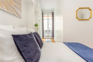 Hypo-allergenic bedding, pillow-top beds, in-room safe - Merveil Family Suite - Opera Castellane (Paris)