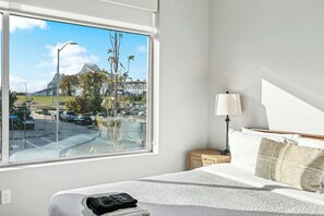 2 bedrooms, desk, WiFi, bed sheets