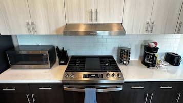 Refrigerador, microondas, horno y parrilla de estufa