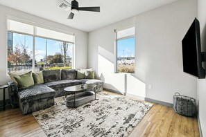 Una televisión, una oficina