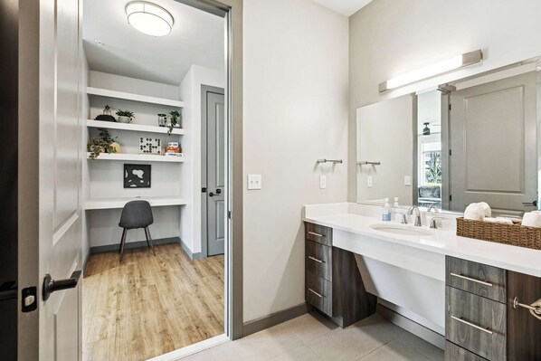 Regadera, secadora de cabello, toallas 