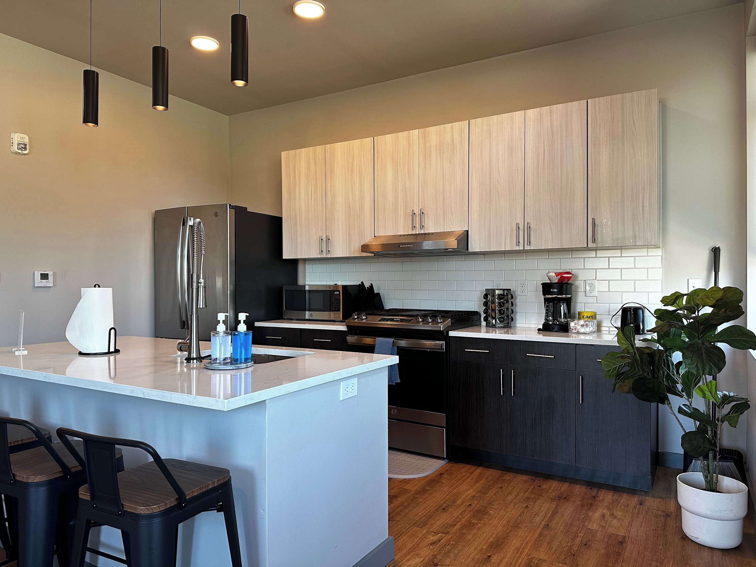 Refrigerador, microondas, horno y parrilla de estufa 