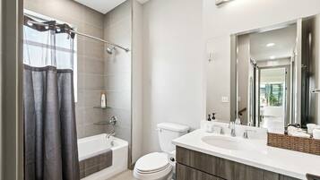 Douche, sèche-cheveux, serviettes fournies