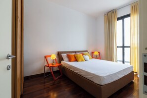 Apartamento Confort, vistas a la ciudad | Espacio para trabajar con un portátil y tabla de planchar con plancha