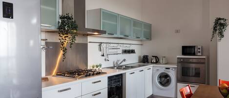 Condo Confort, vista a la ciudad | Cocina privada | Refrigerador con congelador, microondas, horno y parrilla de estufa