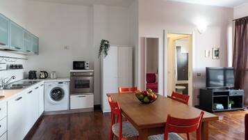 Appart'hôtel Confort, vue ville | Cuisine privée | Grand réfrigérateur, micro-ondes, four, plaque de cuisson