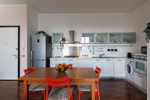 Leilighet – comfort, byutsikt | Eget kjøkken | Kjøleskap, mikrobølgeovn, ovn og kokeplater