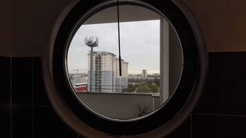 Comfort-Apartment, Stadtblick | Badezimmer | Duschwanne, kostenlose Toilettenartikel, Haartrockner, Handtücher