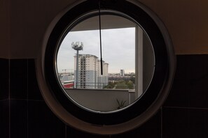 Apartamento Confort, vistas a la ciudad | Baño | Ducha y bañera combinadas y artículos de higiene personal gratuitos