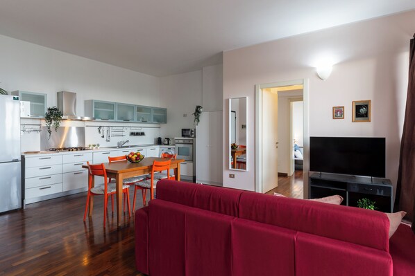 Apartamento Confort, vistas a la ciudad | Zona de estar | Smart TV de 43 pulgadas con canales digitales