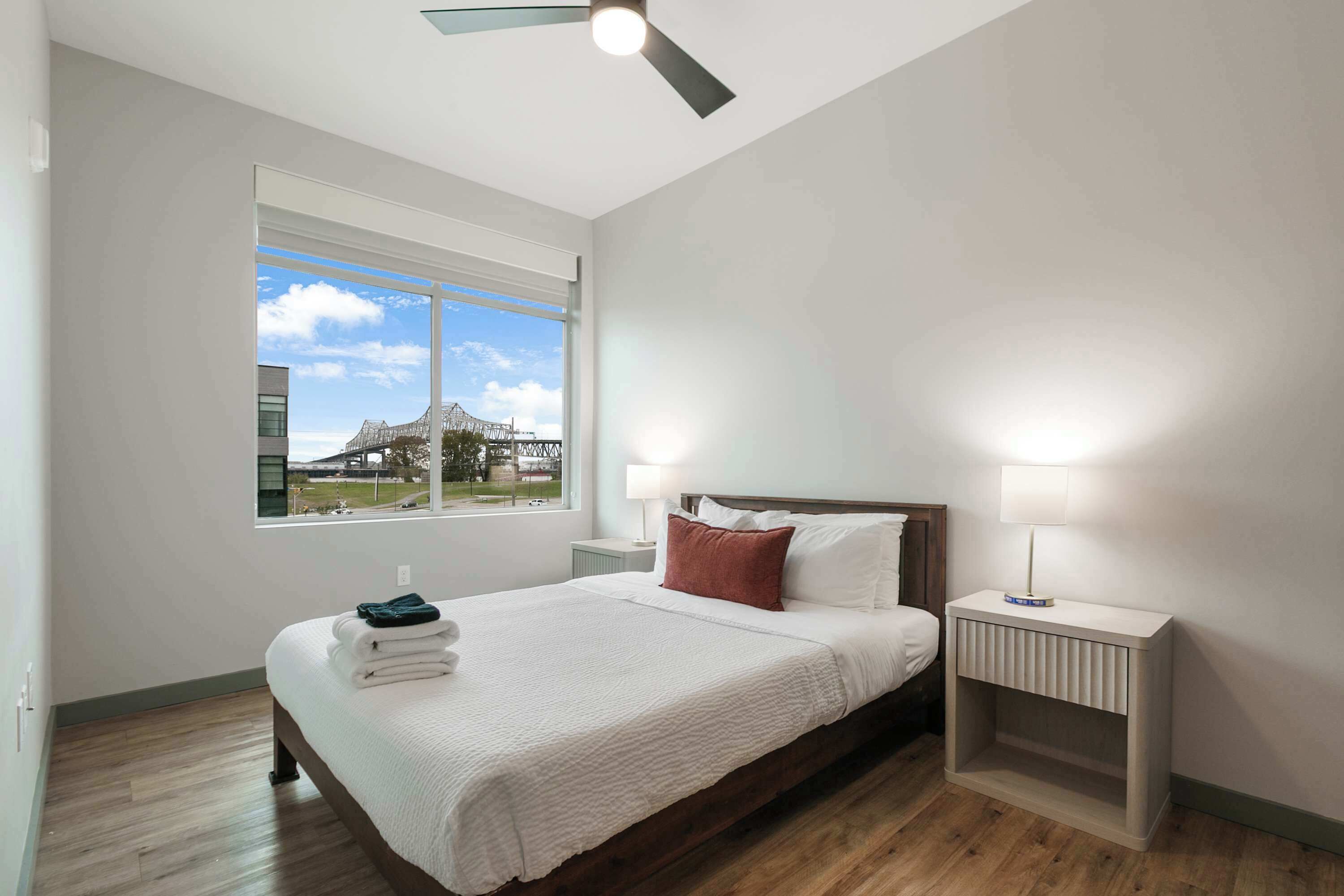 2 多间卧室、办公桌、WiFi、床单