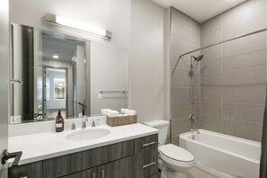 Dusche, Haartrockner, Handtücher