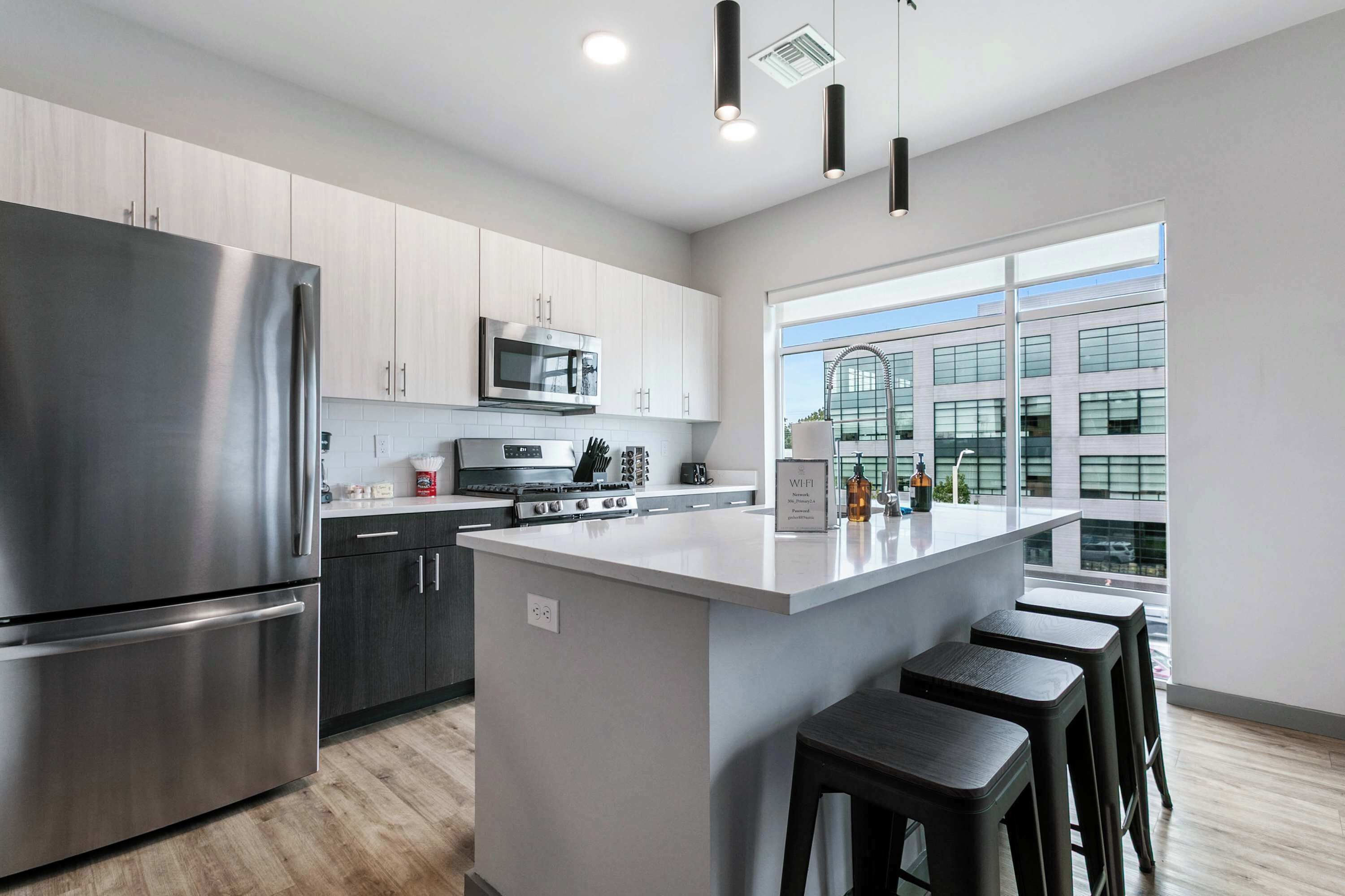 Refrigerador, microondas, horno y parrilla de estufa 