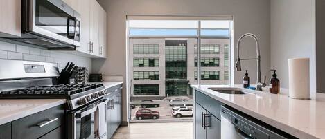 Refrigerador, microondas, horno y parrilla de estufa