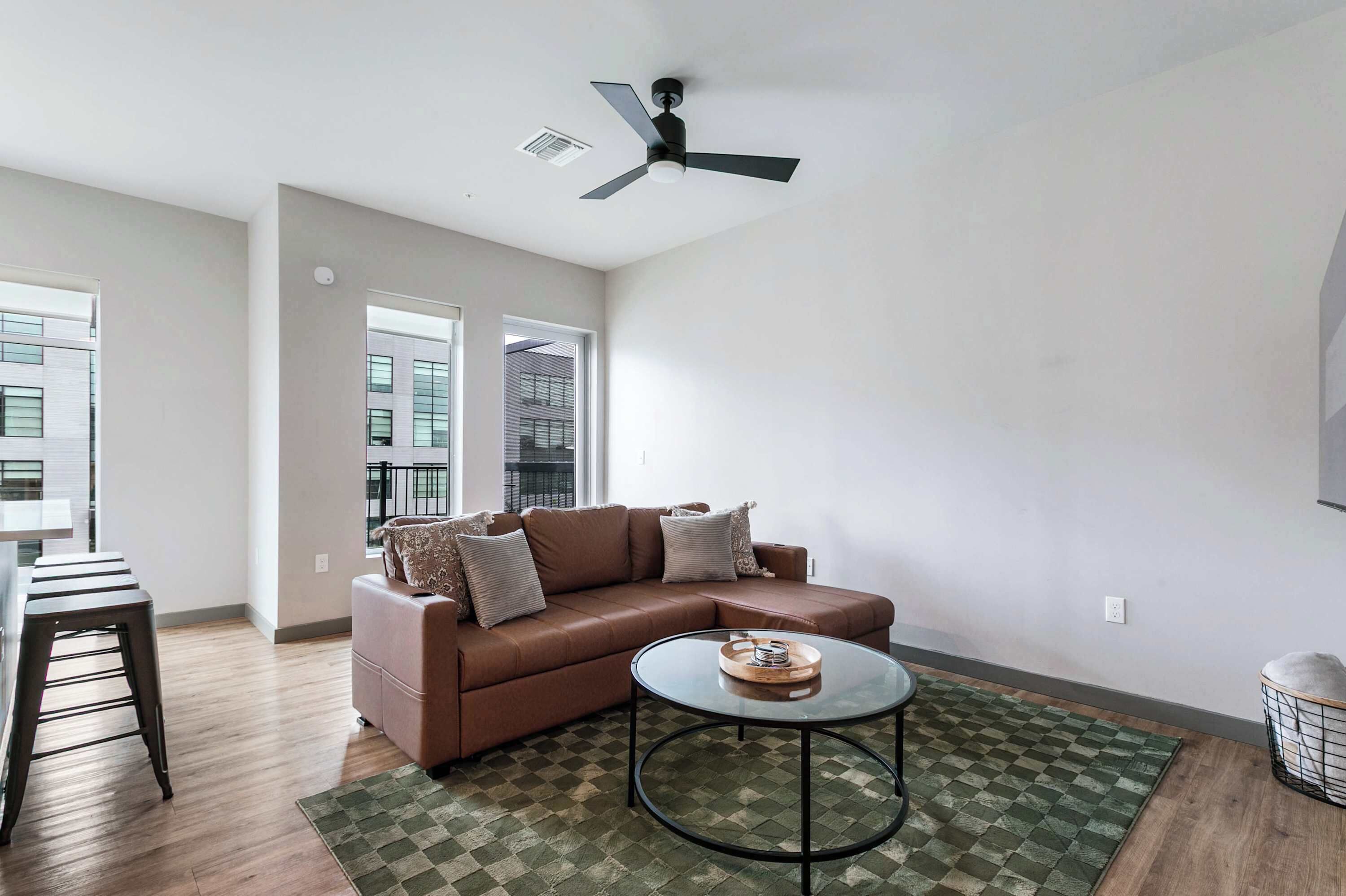 Una televisión, una oficina