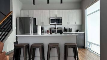 Frigorífico, microondas, horno y placa de cocina