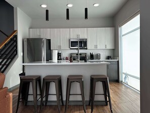 Frigorífic, microones, forn i placa de cuina