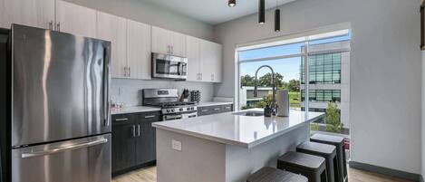 Réfrigérateur, micro-ondes, four, plaque de cuisson