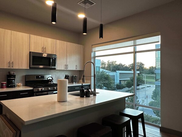 ثلاجة، ميكروويف، فرن، موقد طهي مسطح