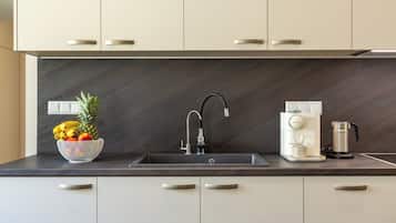 Frigorifero, forno, piano cottura, lavastoviglie