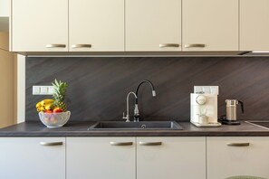 Frigorifero, forno, piano cottura, lavastoviglie