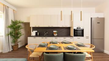 Fridge, oven, stovetop, dishwasher