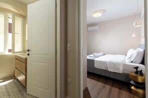 2 bedrooms, iron/ironing board, travel cot, free WiFi - The Zen by Corfuescapes (Kerkira)