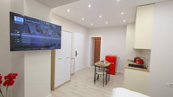 Iron/ironing board, WiFi, bed sheets