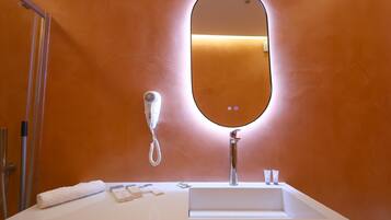 Jetted tub, hair dryer, bidet, towels