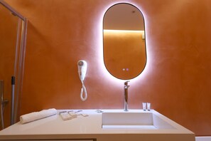 Jetted tub, hair dryer, bidet, towels