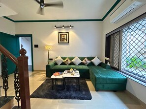 Executive-Apartment, 3 Schlafzimmer | Wohnbereich | 40-Zoll-Smart-TV mit Digitalempfang