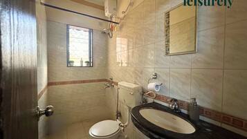 Deluxe appartement, uitzicht op heuvels | Badkamer