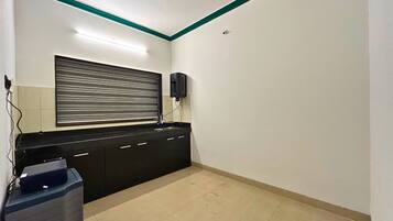 Executive-huoneisto, 3 makuuhuonetta | Yksityinen keittiö | Jääkaappi, keittoastiat/astiat/ruokailuvälineet