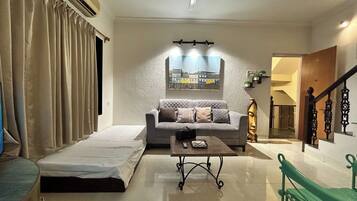 Superior-huoneisto, näköala mäelle | Oleskelualue | 40–tuumainen äly-TV, jossa digitaalikanavat