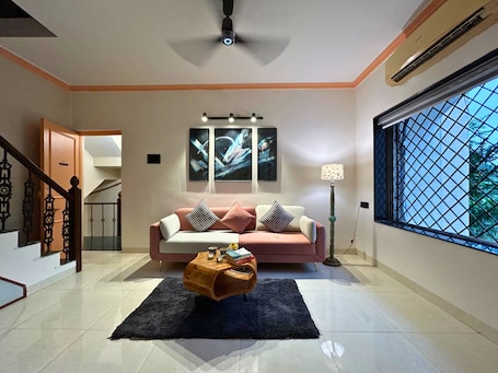 Deluxe Apartment, 2 Bedrooms, Non Smoking, Air conditioning | Living area | 40-inch Smart TV with digital channels